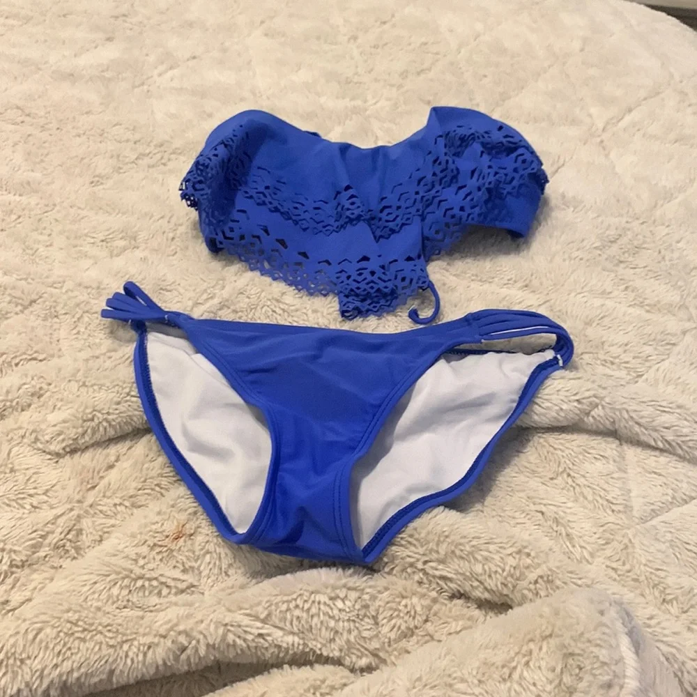 Bikini - Picture 1 of 1